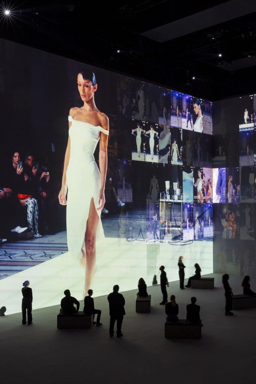 倫敦Lightroom舉辦展覽《Vogue: Inventing the Runway》：從私人沙龍到走向全世界，探索時裝展的演變歷程