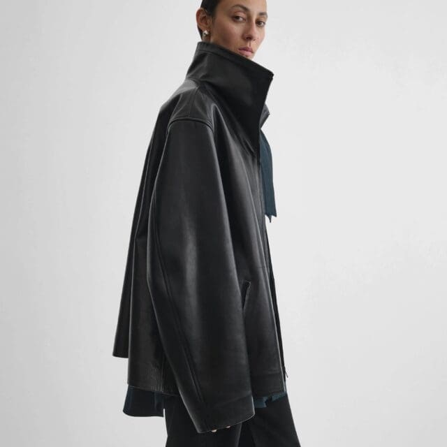 2025 春夏必備單品是「企領外套 Funnel Neck Jacket」！用這款單品瞬間打造出 Effortless Chic 造型